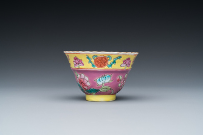 Vier Chinese famille rose borden en een kopje voor de Straits of Peranakan markt, Qianlong merk, 19e eeuw