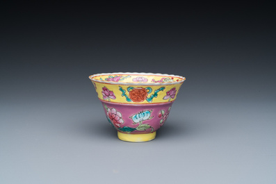 Vier Chinese famille rose borden en een kopje voor de Straits of Peranakan markt, Qianlong merk, 19e eeuw