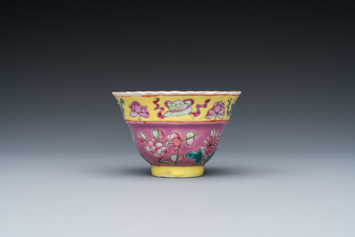 Vier Chinese famille rose borden en een kopje voor de Straits of Peranakan markt, Qianlong merk, 19e eeuw