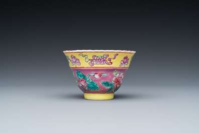 Vier Chinese famille rose borden en een kopje voor de Straits of Peranakan markt, Qianlong merk, 19e eeuw