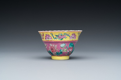 Vier Chinese famille rose borden en een kopje voor de Straits of Peranakan markt, Qianlong merk, 19e eeuw