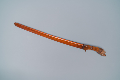 &Eacute;p&eacute;e dans son fourreau en bois, Indon&eacute;sie, dat&eacute;e 1891 et inscrite TJIPATJING