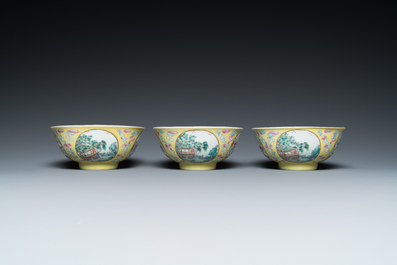Drie Chinese famille rose kommen met gele sgraffito fondkleur, Daoguang merk en mogelijk periode