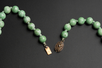 Collection de bijoux en or mont&eacute; de jade, Chine, 20&egrave;me