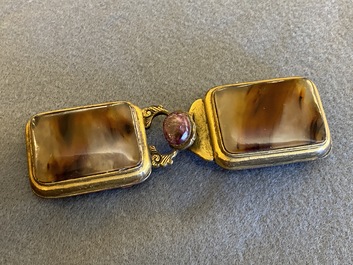 A Chinese agate-mounted gilt bronze belt buckle, late Ming/early Qing