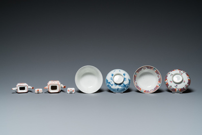 Een uitgebreide collectie overwegend blauw-wit en famille rose Chinees porselein, Kangxi en later