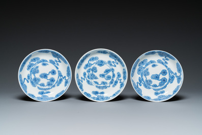 Two Chinese blue and white 'clouds' dishes and three plates, 19th C.