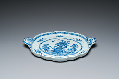 Een groot Chinees blauw-wit dienblad met rocaille handgrepen, Qianlong