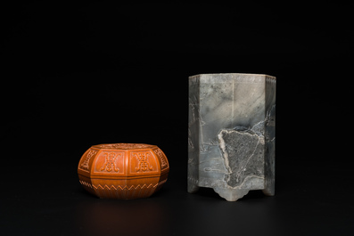 Une bo&icirc;te couverte en bois sculpt&eacute; et un pot &agrave; pinceaux en jade gris, Chine, R&eacute;publique