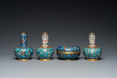 Drie Chinese cloisonn&eacute; vazen en een dekseldoos, 19/20e eeuw