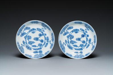 Two Chinese blue and white 'clouds' dishes and three plates, 19th C.