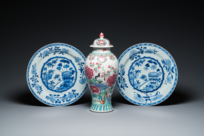 Een paar Chinese blauw-witte schotels en een Samson famille rose vaas, Qianlong en 19e eeuw