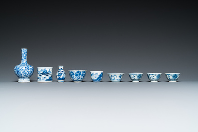 Een diverse collectie Chinees blauw-wit porselein, Kangxi en later