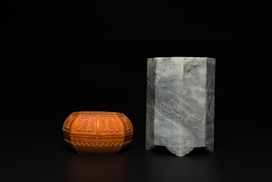 Une bo&icirc;te couverte en bois sculpt&eacute; et un pot &agrave; pinceaux en jade gris, Chine, R&eacute;publique