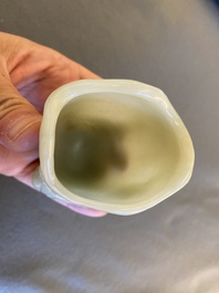 Pot &agrave; pinceaux en jade c&eacute;ladon p&acirc;le, Chine, 19/20&egrave;me
