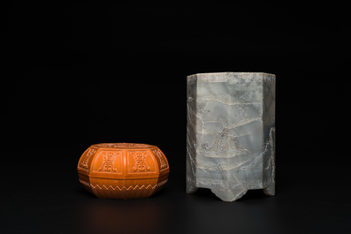Une bo&icirc;te couverte en bois sculpt&eacute; et un pot &agrave; pinceaux en jade gris, Chine, R&eacute;publique