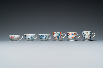 Een uitgebreide collectie overwegend blauw-wit en famille rose Chinees porselein, Kangxi en later