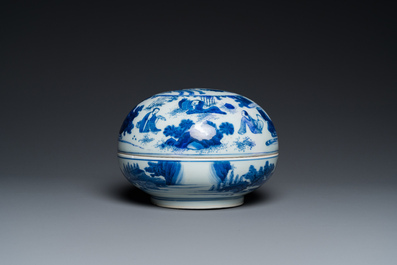 A Chinese blue and white 'fenghuang' box and cover, Transitional period