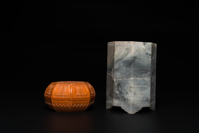 Une bo&icirc;te couverte en bois sculpt&eacute; et un pot &agrave; pinceaux en jade gris, Chine, R&eacute;publique