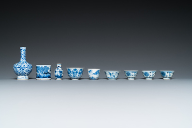 Een diverse collectie Chinees blauw-wit porselein, Kangxi en later
