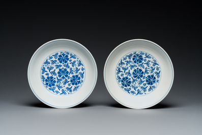 Twee Chinese blauw-witte 'lotus' borden, Qianlong merk en periode