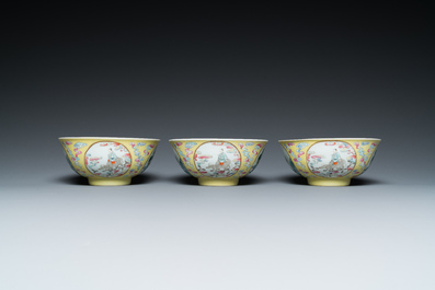 Drie Chinese famille rose kommen met gele sgraffito fondkleur, Daoguang merk en mogelijk periode