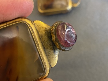 A Chinese agate-mounted gilt bronze belt buckle, late Ming/early Qing