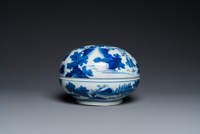 A Chinese blue and white 'fenghuang' box and cover, Transitional period