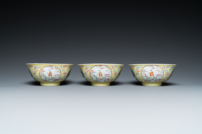 Drie Chinese famille rose kommen met gele sgraffito fondkleur, Daoguang merk en mogelijk periode
