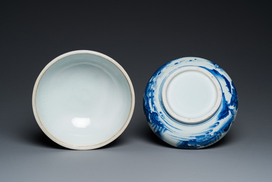 A Chinese blue and white 'fenghuang' box and cover, Transitional period