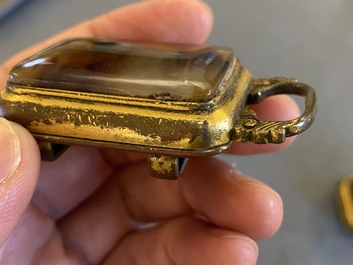 A Chinese agate-mounted gilt bronze belt buckle, late Ming/early Qing