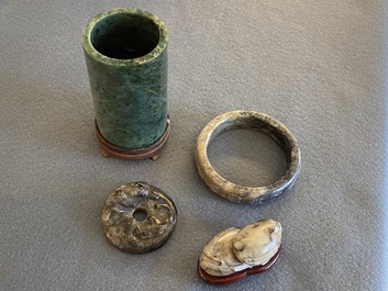 A Chinese jade brush pot, a bangle and two carvings, 19/20th C.