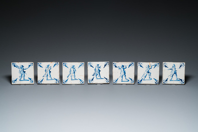 39 diverse blauw-witte Delftse tegels, 17e eeuw en later