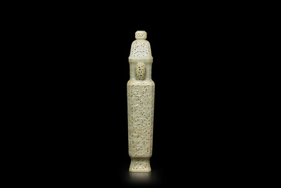 Vase couvert ajour&eacute; en jade c&eacute;ladon, Chine, R&eacute;publique