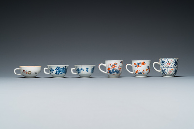 Een uitgebreide collectie overwegend blauw-wit en famille rose Chinees porselein, Kangxi en later