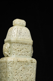 Vase couvert ajour&eacute; en jade c&eacute;ladon, Chine, R&eacute;publique
