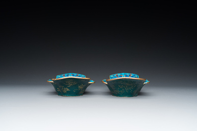 Une paire de bols et une coupe de forme carr&eacute;e en &eacute;maux de Canton, Chine, Qianlong/Jiaqing
