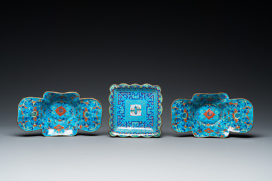 Une paire de bols et une coupe de forme carr&eacute;e en &eacute;maux de Canton, Chine, Qianlong/Jiaqing