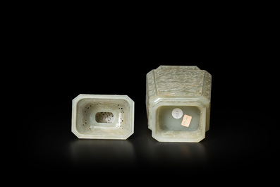 Vase couvert ajour&eacute; en jade c&eacute;ladon, Chine, R&eacute;publique
