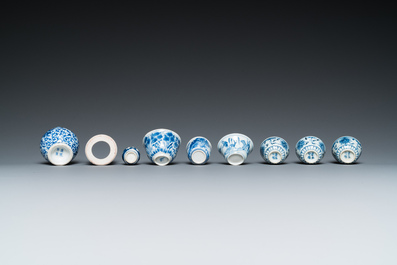 Een diverse collectie Chinees blauw-wit porselein, Kangxi en later
