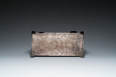 Alfred Daguet (Paris, 1875-1942): Coffret n&eacute;ogothique en m&eacute;tal mont&eacute; de cuivre et laiton repouss&eacute; aux cabochons en verre, ca. 1900