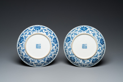 Twee Chinese blauw-witte 'lotus' borden, Qianlong merk en periode