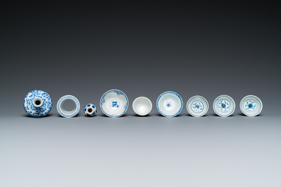 Een diverse collectie Chinees blauw-wit porselein, Kangxi en later
