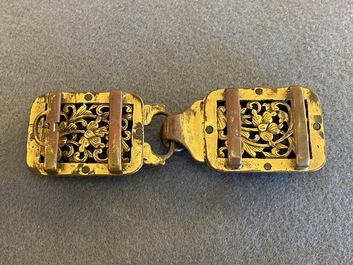 A Chinese agate-mounted gilt bronze belt buckle, late Ming/early Qing