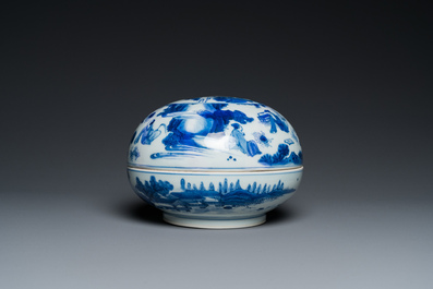 A Chinese blue and white 'fenghuang' box and cover, Transitional period