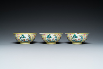 Drie Chinese famille rose kommen met gele sgraffito fondkleur, Daoguang merk en mogelijk periode