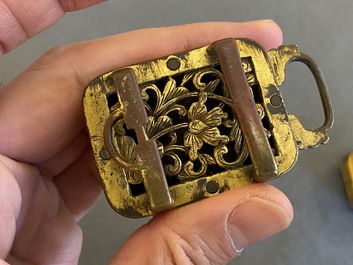 A Chinese agate-mounted gilt bronze belt buckle, late Ming/early Qing
