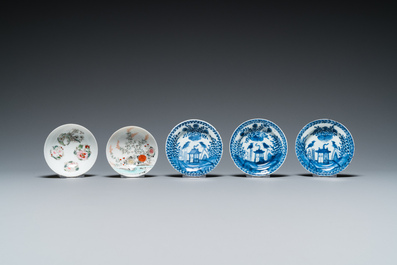 Een uitgebreide collectie overwegend blauw-wit en famille rose Chinees porselein, Kangxi en later
