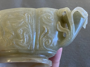 Bol couvert ajour&eacute; en jade sculpt&eacute;, Chine, 19/20&egrave;me