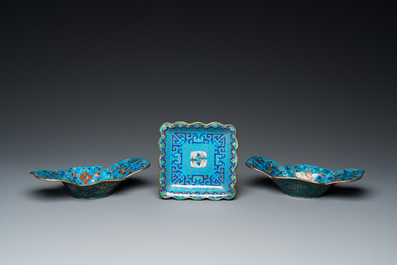Une paire de bols et une coupe de forme carr&eacute;e en &eacute;maux de Canton, Chine, Qianlong/Jiaqing